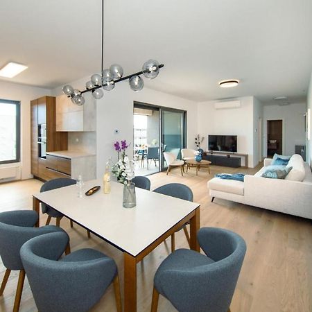 Pr Premium Apartment 로비니 외부 사진