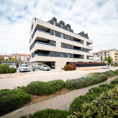 Pr Premium Apartment 로비니 외부 사진