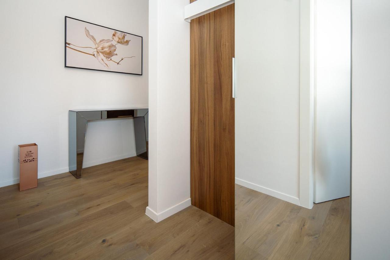 Pr Premium Apartment 로비니 외부 사진